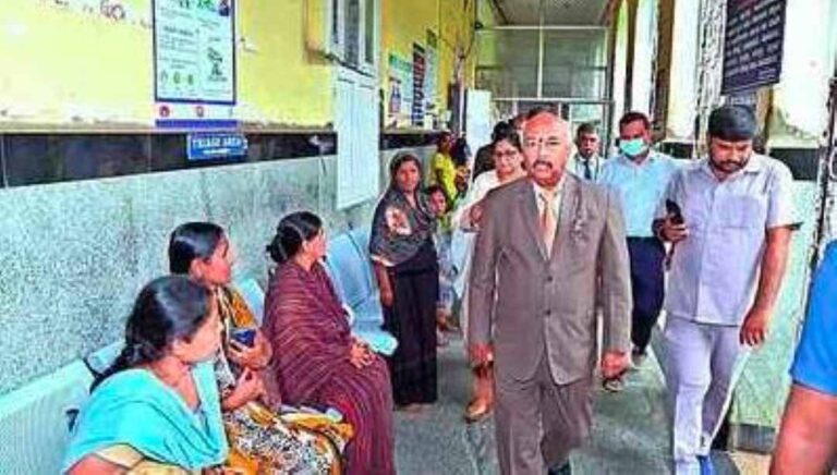 ಆಸ್ಪತ್ರೆಗಳಲ್ಲಿ ಸೌಲಭ್ಯಗಳ ಕೊರತೆ ಕಂಡು ಅಧಿಕಾರಿಗಳ ವಿರುದ್ಧ ತರಾಟೆ