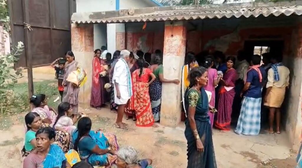 ಪಡಿತರ ಪಡೆಯಲು ಕಾದು ಕುಳಿತ ಜನ