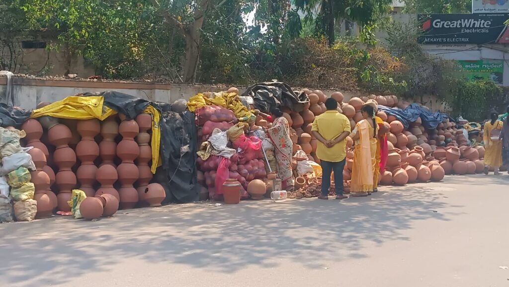 ವಿಜಯನಗರ ಮಣ್ಣಿ ನ ಮಡಕೆ ಮೊರೆ ಹೋದ ಜನ.jpg 3