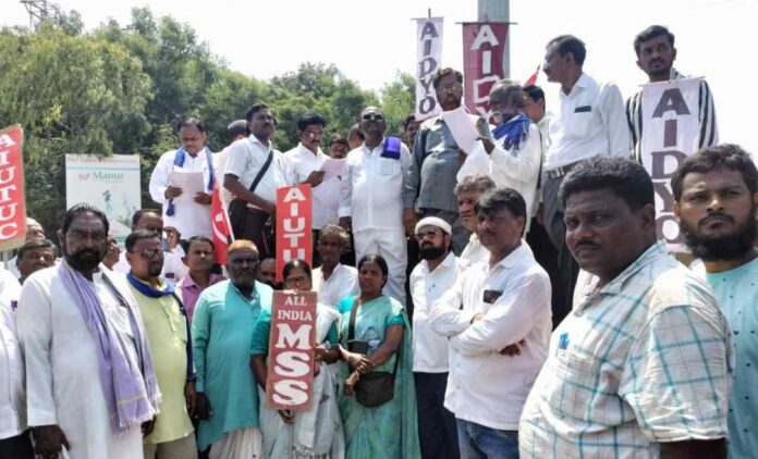 ಶಹಾಬಾದ ರಸ್ತೆ ನಿರ್ಮಾಣಕ್ಕೆ ಆಗ್ರಹ