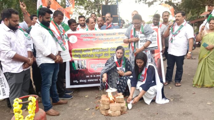 ಉಡುಪಿ | ಸೌದೆ ಒಲೆ ಉರಿಸಿ ಚಾ ಕುಡಿದ ಕಾಂಗ್ರೆಸ್ ಕಾರ್ಯಕರ್ತರು
