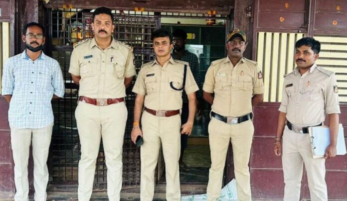 ಮದ್ಯದಂಗಡಿ ಮೇಲೆ ದಾಳಿ ಮಾಡಿ ಮದ್ಯ ವಶಪಟಿಸಿಕೊಂಡಿದ್ದಾರೆ.