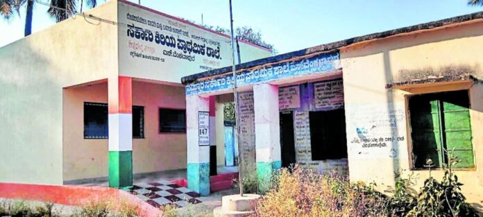 ವಿದ್ಯಾರ್ಥಿಗಳ ಕೊರತೆಯಿಂದ ಸರ್ಕಾರಿ ಶಾಲೆಗಳು ಅವನತಿ ಹೊಂದುತ್ತಿವೆ