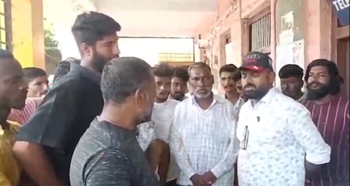 ಬೆಳಗಾವಿ | ಗ್ರಾಮ ಪಂಚಾಯ್ತಗೆ ಬೀಗ ಹಾಕಿ ಪ್ರತಿಭಟನೆ