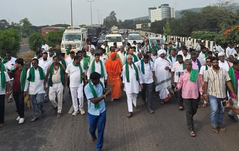 ಕಬ್ಬಿಗೆ ರೂ.5,500 ಬೆಂಬಲ ಬೆಲೆ ಆಗ್ರಹ: ಬಿರುಬಿಸಿಲಿಗೆ ಜಗ್ಗದೇ ಸಾಗಿದ ರೈತ ಹೋರಾಟ!