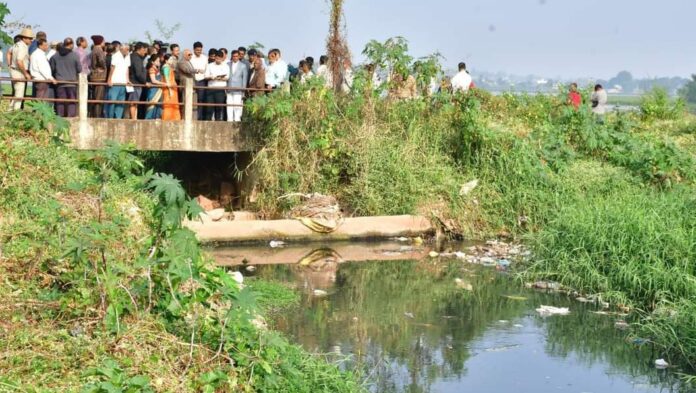 ಧಾರವಾಡ | ಶತಮಾನದ ಕೆಲಗೇರಿ ಕೆರೆ ಸ್ವಚ್ಛತೆಗೆ 20 ದಿನಗಳ ಗಡುವು ನೀಡಿದ ನ್ಯಾ. ಕೆ.ಎನ್.ಫಣೀಂದ್ರ