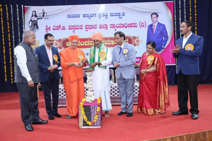 ಧಾರವಾಡ | ಸರ್ಕಾರಿ ನೌಕರಸ್ಥರು ನೀತಿ, ತತ್ವ ಸಿದ್ದಾಂತಕ್ಕೆ ಬದ್ಧರಾಗಿರಬೇಕು: ಫಕ್ಕೀರ ಸಿದ್ಧರಾಮ ಸ್ವಾಮೀಜಿ