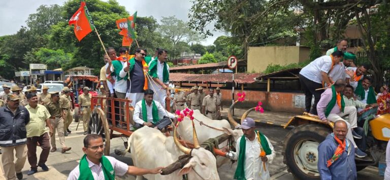 ಬೆಳಗಾವಿ : ರಸಗೊಬ್ಬರವನ್ನು ರಾಜ್ಯ ಸರ್ಕಾರ ರೈತರಿಗೆ ಸರಿಯಾಗಿ ಹಂಚಿಕೆ ಮಾಡದಿರುವುದಾಗಿ ಆರೋಪಿಸಿ ಬಿಜೆಪಿ ಪ್ರತಿಭಟನೆ