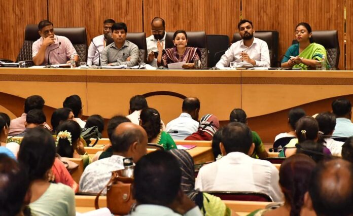 ಧಾರವಾಡ | ಸರ್ಕಾರದ ಯೋಜನೆಗಳು ನಿರ್ದಿಷ್ಠ ಸಮಯದಲ್ಲಿ ಅರ್ಹ ಪಲಾನುಭವಿಗಳಿಗೆ ತಲುಪಬೇಕು: ದಿವ್ಯಪ್ರಭು