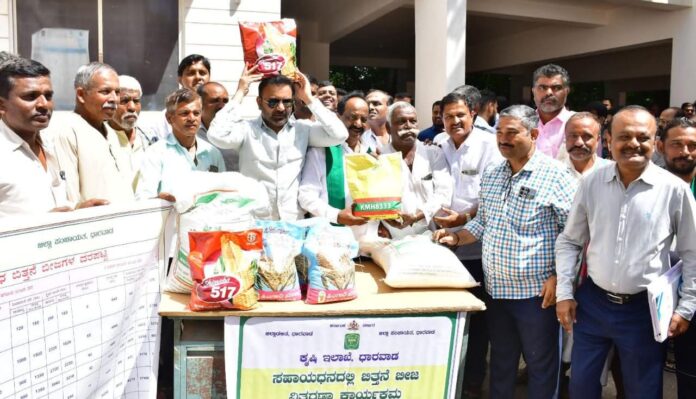 ಧಾರವಾಡ | ಕೃಷಿ ಇಲಾಖೆಯಿಂದ ರೈತರಿಗೆ ಹಿಂಗಾರು ಬಿತ್ತನೆ ಬೀಜ ವಿತರಣೆ