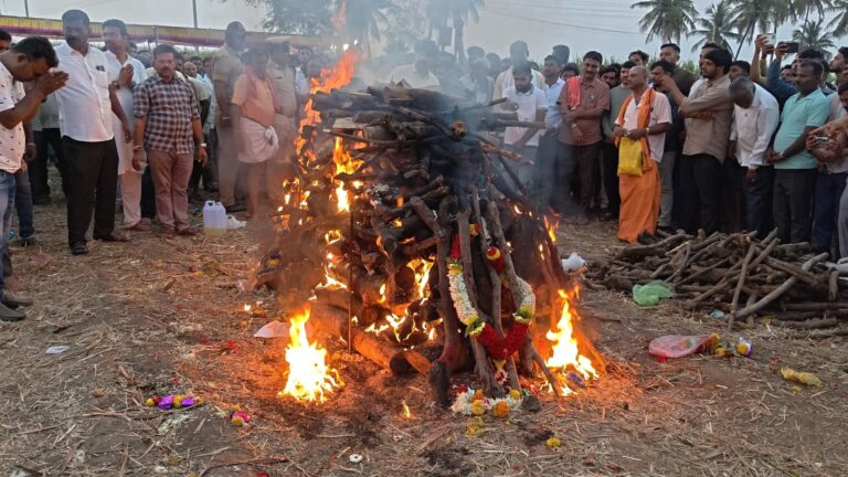 ಹಿರಿಯ ಐಎಎಸ್&zwnj; ಅಧಿಕಾರಿ ಮಹಾಂತೇಶ ಬೀಳಗಿ ಅವರಿಗೆ ಕಣ್ಣೀರಿನ ಅಂತ್ಯಸಂಸ್ಕಾರ