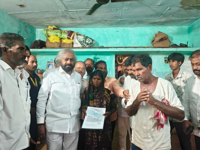 ಬೀದರ್&zwnj; | ಸಿಡಿಲು ಬಡಿದು ಇಬ್ಬರ ಸಾವು : ಕುಟುಂಬಸ್ಥರಿಗೆ ಪರಿಹಾರ ವಿತರಣೆ