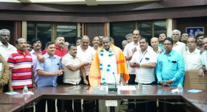 HMT ಉದ್ಯೋಗಿಗಳು