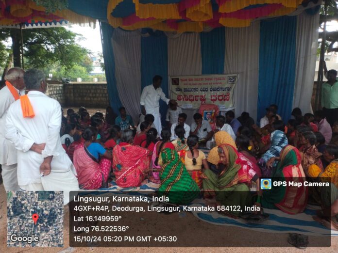 ರಾಯಚೂರು | ಪಿಡಿಓ, ಅಧಿಕಾರ ದುರ್ಬಳಕೆ ಆರೋಪ: ಕೂಲಿ ಕಾರ್ಮಿಕರು ಧರಣಿ