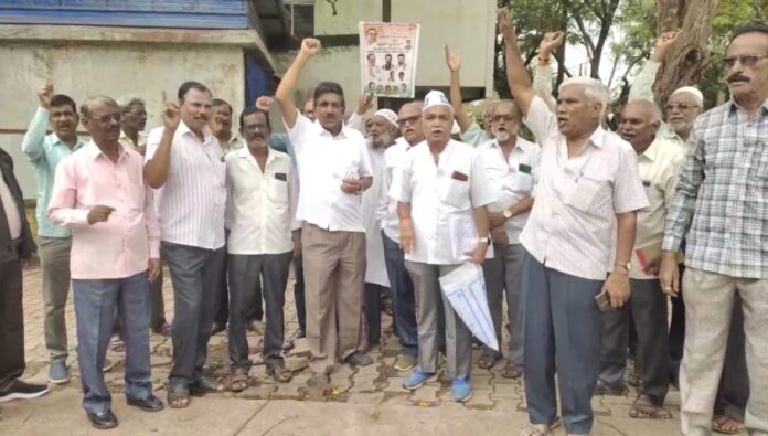 ಧಾರವಾಡ | ಇಪಿಎಸ್ ನಿವೃತ್ತರ ಪಿಂಚಣಿ ಹೆಚ್ಚಿಳಕ್ಕೆ ಒತ್ತಾಯಿಸಿ ಪ್ರತಿಭಟನೆ