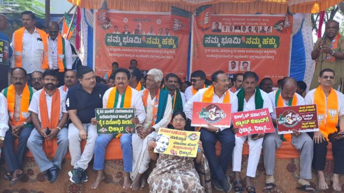 ಧಾರವಾಡ | ವಕ್ಫ್ ಆಸ್ತಿ ವಿವಾದ: ಕಾಂಗ್ರೆಸ್ ವಿರುದ್ಧ ಬಿಜೆಪಿ ಪ್ರತಿಭಟನೆ