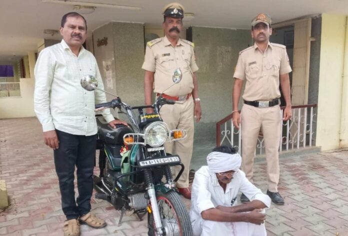 ಚಿತ್ರದುರ್ಗ | ಅಕ್ರಮ ಮದ್ಯ ಸಾಗಾಟ: ವ್ಯಕ್ತಿ ಮತ್ತು ದ್ವಿಚಕ್ರ ವಾಹನ ಅಬಕಾರಿಗಳ ವಶಕ್ಕೆ