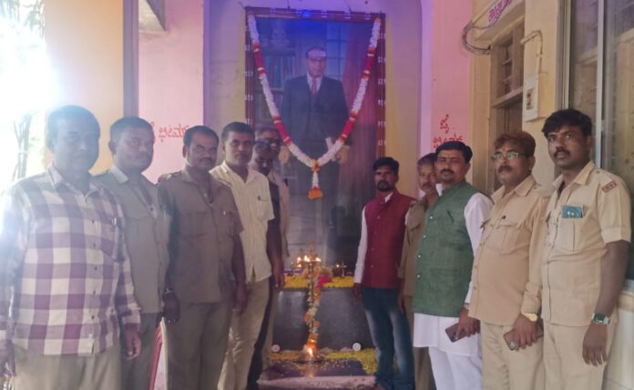 ಗದಗ | ಲಕ್ಷ್ಮೇಶ್ವರ ಬಸ್ ನಿಲ್ದಾಣದಲ್ಲಿ ಅಂಬೇಡ್ಕರ್ ಪರಿನಿರ್ವಾಣ ದಿನ: ಅನ್ನ ಸಂತರ್ಪಣೆ