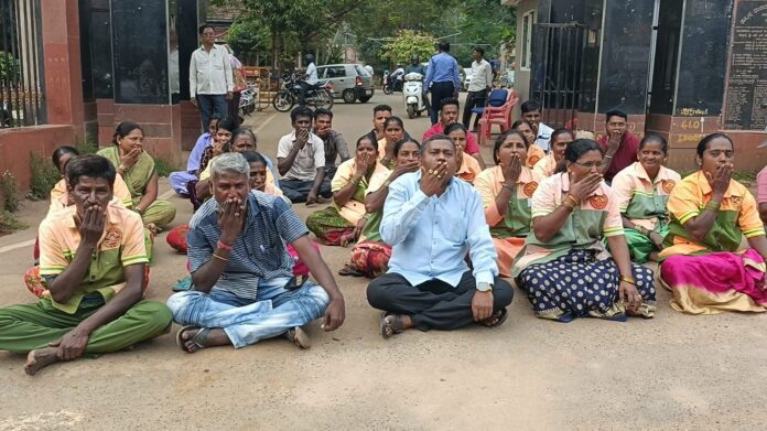 ಹುಬ್ಬಳ್ಳಿ | ಪೌರಕಾರ್ಮಿಕರ ವಿವಿಧ ಬೇಡಿಕೆಗಳಿಗೆ ಆಗ್ರಹಿಸಿ ಬಾಯಿ ಬಡಿದುಕೊಂಡು ಪ್ರತಿಭಟನೆ