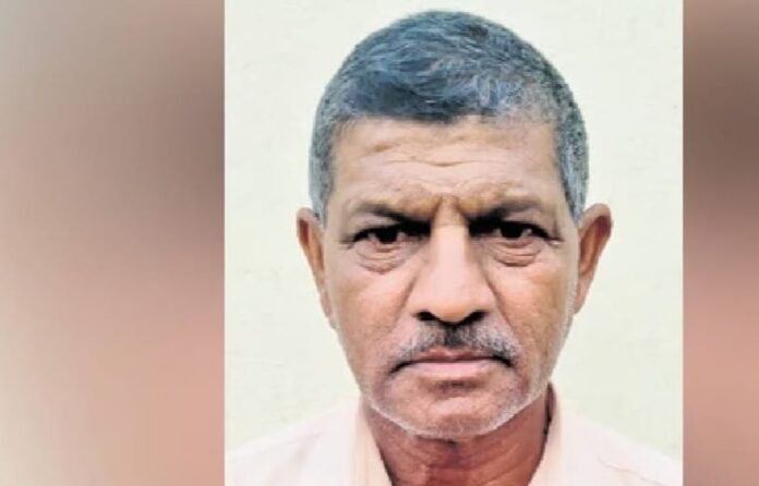 ತಾನು ಬದುಕಿರುವುದಾಗಿ ಸಾಬೀತು ಮಾಡಲು ಕಚೇರಿಗೆ ಅಲೆದಾಡುತ್ತಿರುವ ವೃದ್ಧ