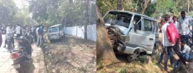 ಧಾರವಾಡ | ಆಕಾಶವಾಣಿ ಎದುರು ಮರಕ್ಕೆ ಡಿಕ್ಕಿ ಹೊಡೆದ ಕಾರು: ಗಾಯಾಳು ಆಸ್ಪತ್ರೆಗೆ ದಾಖಲು ಧಾರವಾಡ | ಆಕಾಶವಾಣಿ ಎದುರು ಮರಕ್ಕೆ ಡಿಕ್ಕಿ ಹೊಡೆದ ಕಾರು: ಗಾಯಾಳು ಆಸ್ಪತ್ರೆಗೆ ದಾಖಲು