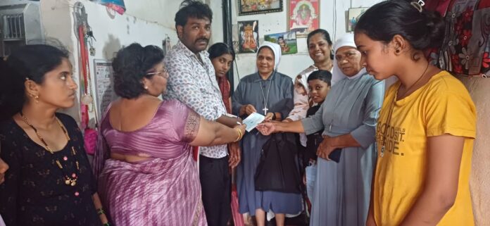 ಹುಬ್ಬಳ್ಳಿ | ಸಾಧನಾ ಸಂಸ್ಥೆಯಿಂದ 5 ವರ್ಷದ ಮೃತ ಬಾಲಕಿ ಕುಟುಂಬಕ್ಕೆ ಧನಸಹಾಯ ನೀಡಿ ಸಾಂತ್ವನ