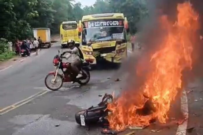 ಉಡುಪಿ | ಬೈಕ್ - ಬಸ್ ನಡುವೆ ಭೀಕರ ಅಪಘಾತ, ಹೊತ್ತಿ ಉರಿದ ಬೈಕ್, ಸವಾರ ಸ್ಥಳದಲ್ಲೇ ಸಾವು
