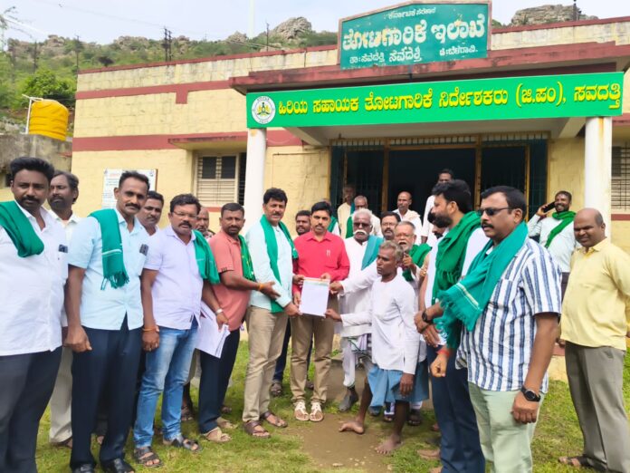 ಬೆಳಗಾವಿ | ಗೊಬ್ಬರವನ್ನು ರೈತರಿಗೆ ವಿತರಿಸದೇ ಸ್ವತಃ ಅಧಿಕಾರಿಗಳೇ ಕಳ್ಳತನ ಮಾಡಿದ್ದಾರೆ ರೈತರ ಆರೋಪ