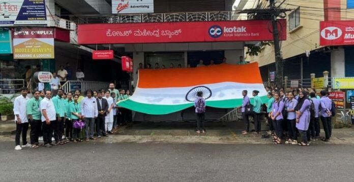 ಉಡುಪಿಯಲ್ಲಿ 20×14 ಅಡಿ ಸುತ್ತಳತೆಯ ಬೃಹತ್ ತ್ರಿವರ್ಣ ಧ್ವಜ ಪ್ರದರ್ಶನ