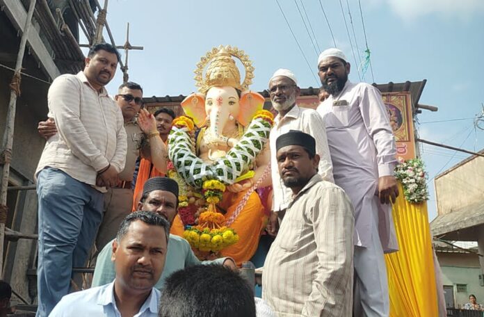 ಧಾರವಾಡ | ಗಣಪತಿಗೆ ಹೂವಿನ ಹಾರ ಹಾಕುವುದರ ಮೂಲಕ ಭಾವೈಕ್ಯತೆ ಮೆರೆದ ಮುಸ್ಲಿಮರು