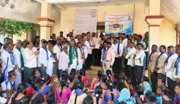 ಧಾರವಾಡ | ಪರಿಶಿಷ್ಟ ಜಾತಿ ಪ್ರಮಾಣ ಪತ್ರ ನೀಡುವಲ್ಲಿ ವಿಳಂಬ; ಭೋವಿ ಸಮಾಜ ಪ್ರತಿಭಟನೆ