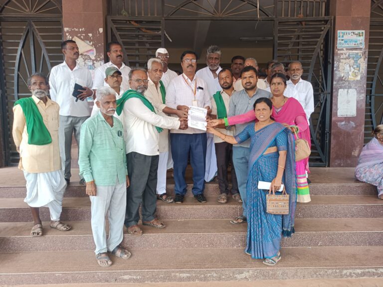 ಬೆಳಗಾವಿ ಜಿಲ್ಲೆಯ ರಾಮದುರ್ಗ ತಾಲೂಕಿನ ಗೋಮಾಳ/ಗಾಯರಾಗಣ ಜಮೀನುಗಳನ್ನು ದನ-ಕರುಗಳ ಮೇಯುವ ಉದ್ದೇಶಕ್ಕಾಗಿ ಮೀಸಲಿಟ್ಟಿದ್ದರೂ, ಇತ್ತೀಚಿನ ದಿನಗಳಲ್ಲಿ ಅವುಗಳನ್ನು ಇತರೆ ಉದ್ದೇಶಗಳಿಗೆ ಪರಿವರ್ತಿಸಲಾಗುತ್ತಿದೆ ಎಂದು ಆರೋಪಿಸಿ ಭಾರತೀಯ ಕಿಸಾನ್ ಸಂಘದ ರಾಮದುರ್ಗ ತಾಲೂಕು ಘಟಕ ತಹಸೀಲ್ದಾರರಿಗೆ ಮನವಿ ಸಲ್ಲಿಸಿದರು.