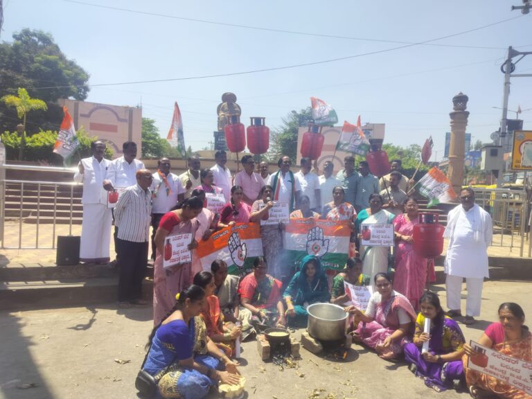 ದಾವಣಗೆರೆ | ಅಡುಗೆ ಅನಿಲ ಬೆಲೆ ಏರಿಕೆ: ಜಿಲ್ಲಾ ಕಾಂಗ್ರೆಸ್ ಹಾಗೂ ಮಹಿಳಾ ಘಟಕ ಪ್ರತಿಭಟನೆ