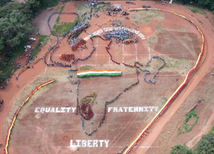 ಧಾತವಾಡ | ಪ್ರಜಾಪ್ರಭುತ್ವ ದಿನಾಚರಣೆ: ಮಾನವ ಸರಪಳಿಯಲ್ಲಿ ಧಾರವಾಡ ಜಿಲ್ಲೆ ರಾಜ್ಯಕ್ಕೆ ಪ್ರಥಮ