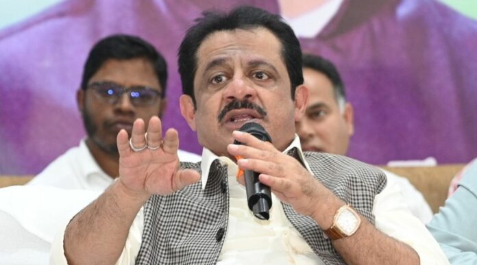 ವಿಜಯಪುರ | ವಿಜಯೇಂದ್ರ ಕಾಂಗ್ರೆಸ್ ನ ಹೈಕಮಾಂಡಾ?: ಸಚಿವ ಜಮೀರ್ ಅಹ್ಮದ್ ಖಾನ್ ವಾಗ್ದಾಳಿ