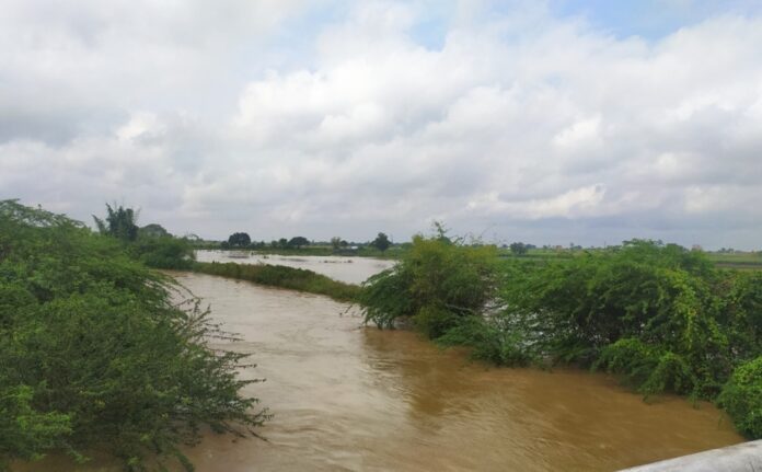 ಧಾರವಾಡ | ಧಾರಾಕಾರ ಸುರಿದ ಮಳೆ: ಜನಜೀವನ ಅಸ್ಥವ್ಯಸ್ತ