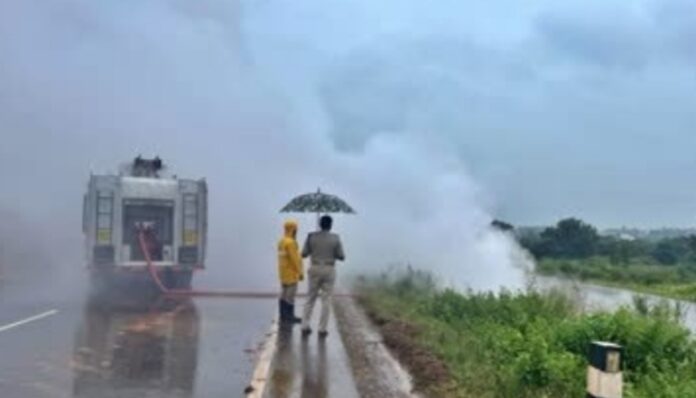 ಧಾರವಾಡ | ಹೈಡ್ರೋಜನ್ ಅನಿಲ ತುಂಬಿದ ಲಾರಿ ಪಲ್ಟಿ: ಸಂಚಾರ ಸ್ಥಗಿತ