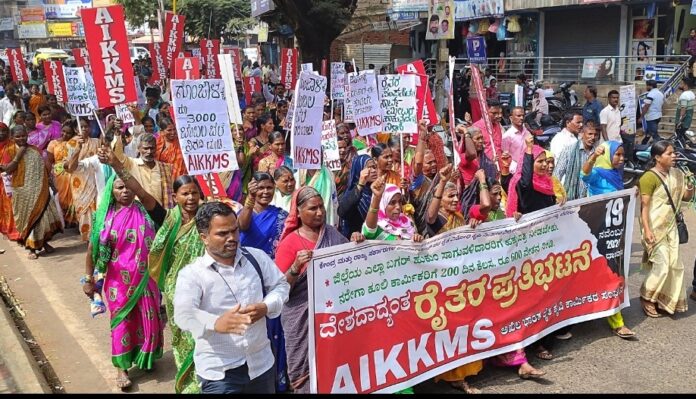ಧಾರವಾಡ | ವಿವಿಧ ಬೇಡಿಕೆಗಳಿಗೆ ಆಗ್ರಹಿಸಿ ರೈತ, ಕೃಷಿ ಕಾರ್ಮಿಕ‌ ಸಂಘಟನೆ ಬೃಹತ್ ಪ್ರತಿಭಟನೆ