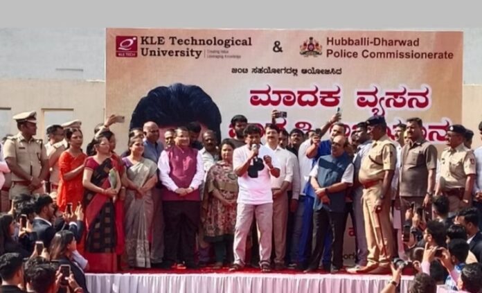 ಹುಬ್ಬಳ್ಳಿ | ಯುವಕರು ಡ್ರಗ್ಸ್ ಸೇರಿದಂತೆ ಮಾದಕ ವಸ್ತುಗಳ ದಾಸರಾಗಬೇಡಿ: ನಟ ಶಿವರಾಜ್ ಕುಮಾರ್