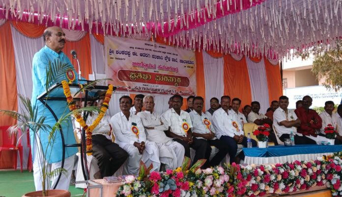 ಬೆಳಗಾವಿ | ಶಾಸಕರ ಪೋಟೊ ಕಿತ್ತು ಹಾಕಿದ್ದ ಶಿಕ್ಷಕರ ಕುರಿತು ಶಾಸಕ ಅಶೋಕ ಪಟ್ಟಣ ಬೇಸರ