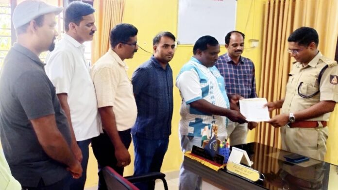 ಉಡುಪಿ‌ | ಅನಧಿಕೃತ ಪತ್ರಕರ್ತರ ವಾಹನಗಳಲ್ಲಿ ಮೀಡಿಯಾ ಸ್ಟಿಕ್ಕರ್ ದುರ್ಬಳಕೆ, ಕಠಿಣ ಕ್ರಮಕ್ಕೆ ಎಸ್ಪಿಗೆ ದೂರು