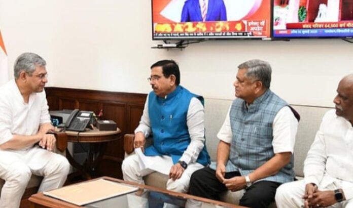 ಬೆಳಗಾವಿ | ಲೋಕಾಪೂರ,ರಾಮದುರ್ಗ,ಸವದತ್ತಿ ರೈಲು ಮಾರ್ಗದ ಕುರಿತು ನಿರ್ಧಾರ ಪ್ರಕಟಿಸಲಾಗುವದು:ರೈಲ್ವೆ ಸಚಿವರ ಭರವಸೆ