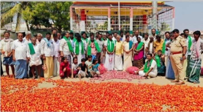 ವಿಜಯನಗರ | ಬೆಲೆ ಕುಸಿತ; ಈರುಳ್ಳಿ ಟೊಮ್ಯಾಟೊ ರಸ್ತೆಗೆ ಚೆಲ್ಲಿ ಪ್ರತಿಭಟನೆ.