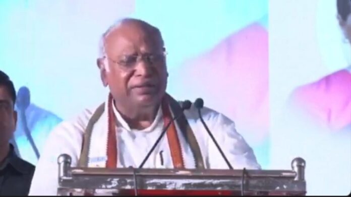 ಹುಬ್ಬಳ್ಳಿ | ದೇಶದ ಜನೆತೆಗೆ ಬೇಕಿರುವುದು ರಕ್ಷಣೆ; ನಿಮ್ಮ ಭಾಷಣವಲ್ಲ: ಮೋದಿ ವಿರುದ್ದ ಮಲ್ಲಿಕಾರ್ಜುನ ಖರ್ಗೆ ಕಿಡಿ