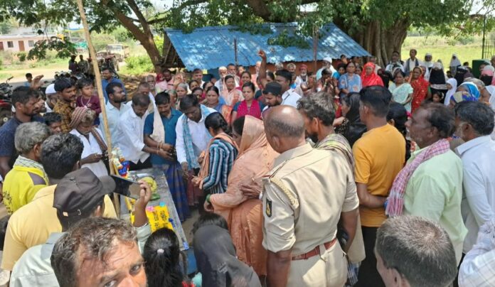 ಧಾರವಾಡ | ಕಾರ್ಮಿಕರ ದಿನಾಚರಣೆ; ಕೇಕ್ ಕತ್ತರಿಸಿ ಸಂಭ್ರಮಿಸಿದ ಗ್ರಾಮೀಣ ಕೂಲಿ‌ ಕಾರ್ಮಿಕರು