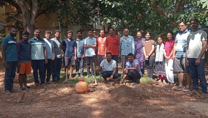 ಧಾರವಾಡ | ಉದ್ಯಾನವನ ಸ್ವಚ್ಛಗೊಳಿಸುವ ಮೂಲಕ ಹುಟ್ಟು ಹಬ್ಬ ಆಚರಿಸಿಕೊಂಡ NSS ಶಿಬಿರಾರ್ಥಿಗಳು