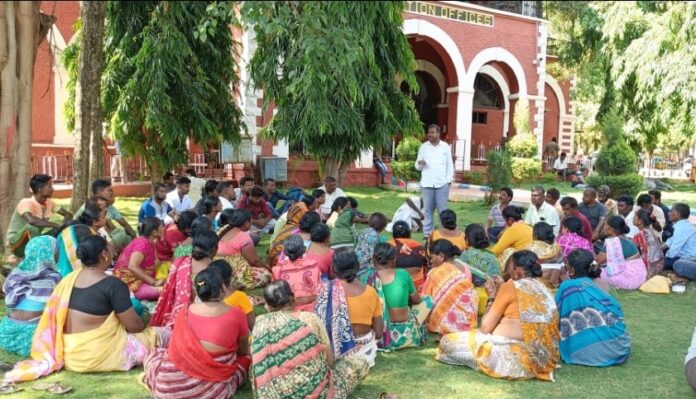 ಹುಬ್ಬಳ್ಳಿ | ಮಹಾನಗರ ಪಾಲಿಕೆಗೆ ಪೌರಕಾರ್ಮಿಕರ ಮುತ್ತಿಗೆ; ಖಾಯಂ ನೇಮಕಾತಿಗೆ ಆಯುಕ್ತರ ಭರವಸೆ