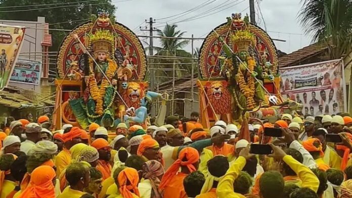 ಧಾರವಾಡ | ದ್ವಾಮವ್ವ, ದುರ್ಗವ್ವ ಮೂರ್ತಿ ಹೊತ್ತು ಭಾವೈಕ್ಯತೆ ಮೆರೆದ ಮುಸ್ಲಿಮರು