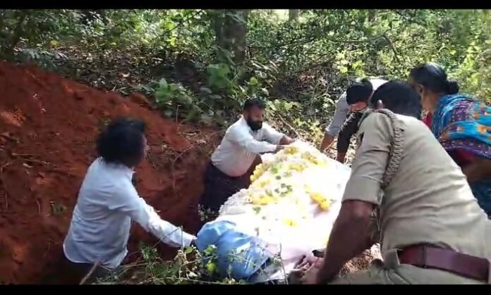 ಉಡುಪಿ | ಕೊಳೆತ ಶವದ‌ ವಾರಸುದಾರರು ಪತ್ತೆ; ಅಂತ್ಯಸಂಸ್ಕಾರ