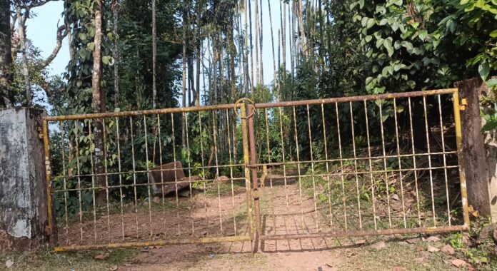 ದಲಿತರು ಬರದಂತೆ ಗೇಟ್ಗೆ ಬೀಗ